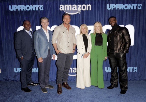 Bild: Vernon Sanders, Mike Hopkins, Alan Ritchson, Laura Lancaster, Jennifer Salke und Aldis Hodge bei der Upfronts-Präsentation in New York (c) Craig Barritt-Getty Images für Amazon