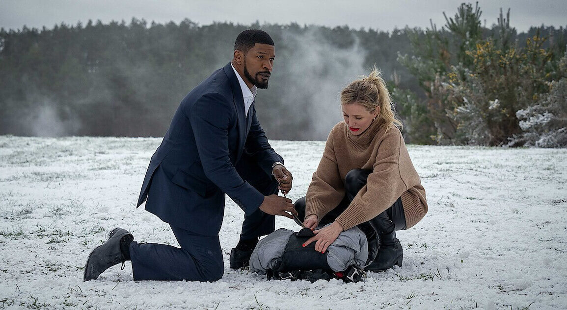 Cameron Diaz und Jamie Foxx knien im Schnee