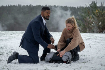 Cameron Diaz und Jamie Foxx knien im Schnee