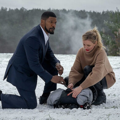 Cameron Diaz und Jamie Foxx knien im Schnee