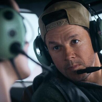 Mark Wahlberg im Cockpit eines kleinen Flugzeugs