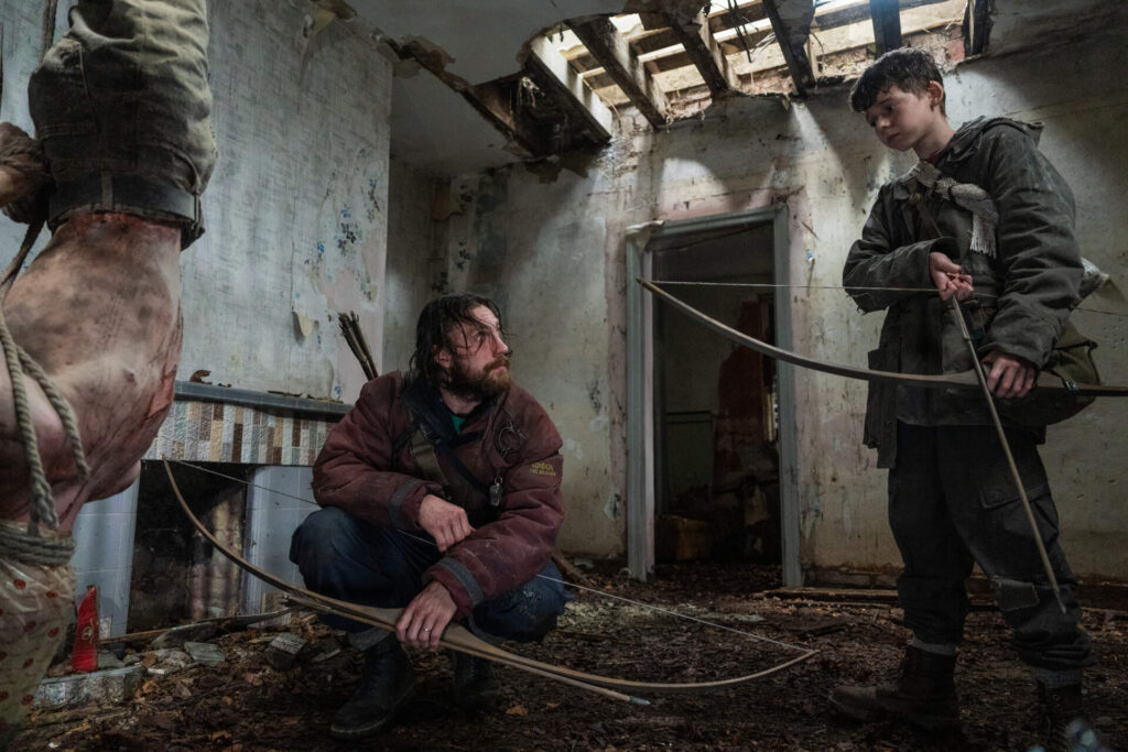 Jamie (Aaron Taylor-Johnson) and sein Sohn Spike (Alfie Williams) in 28 YEARS LATER.
