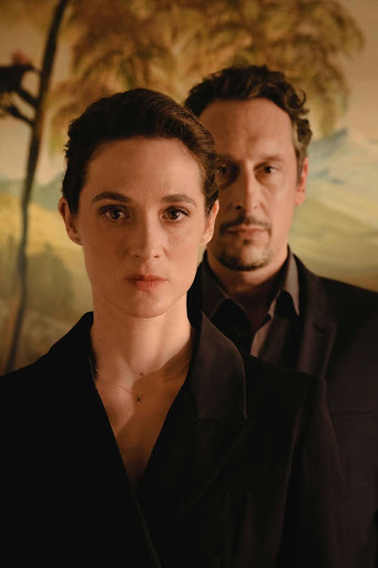 © Netflix /Friederike Becht als Lisa Konrad und Hans Löw als Robert Lenzen