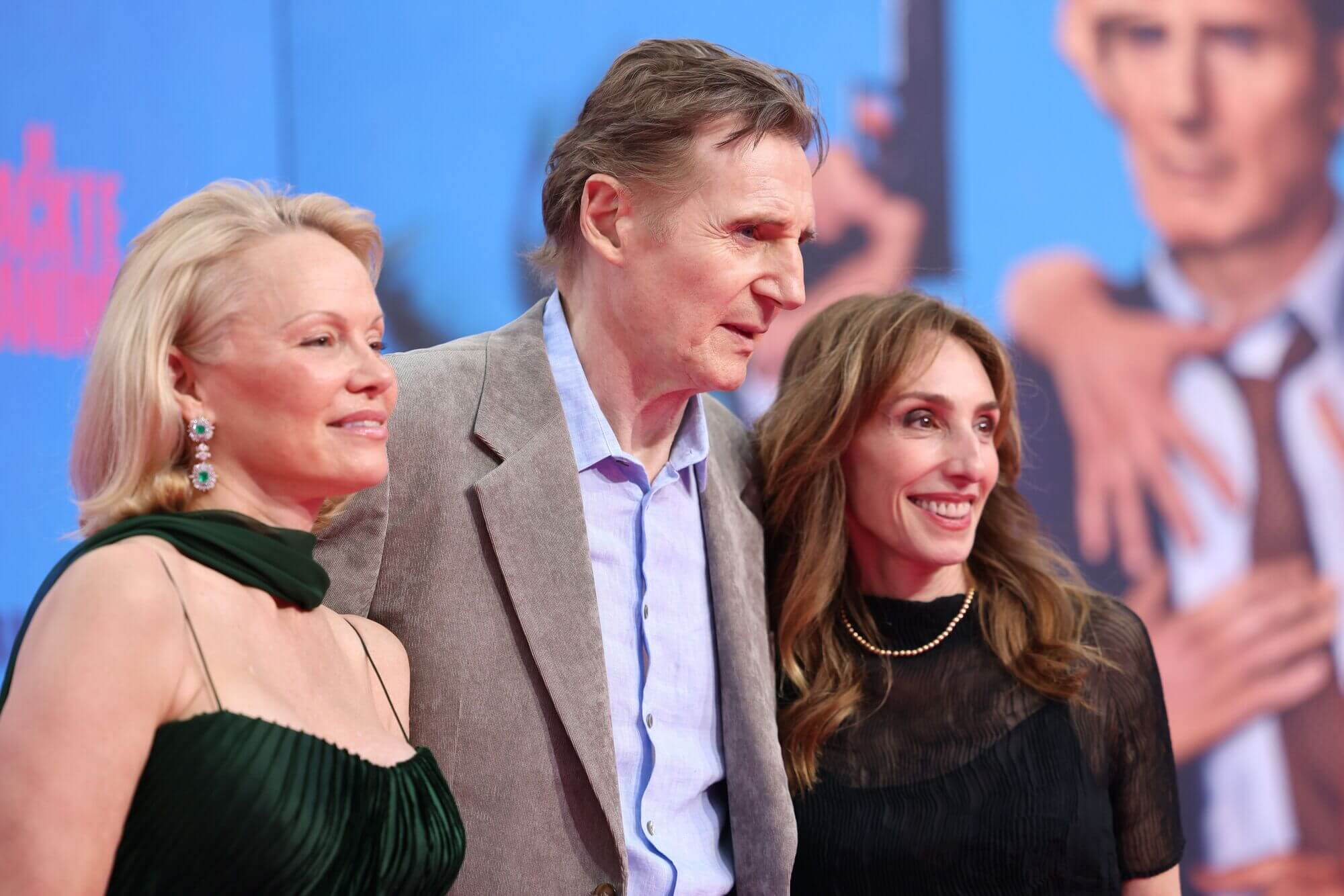 BERLIN, DEUTSCHLAND – 24. JULI: Pamela Anderson, Liam Neeson und Erica Huggins nehmen am 24. Juli 2025 in Berlin an der deutschen Premiere von DIE NACKTE KANONE im UCI Luxe East Side Gallery teil. (Foto: Gerald Matzka/Getty Images für Paramount Pictures)