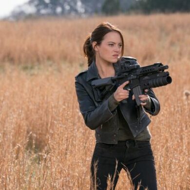 Emma Stone, schwarz gekleidet, mit einer Waffe in Zombieland 2