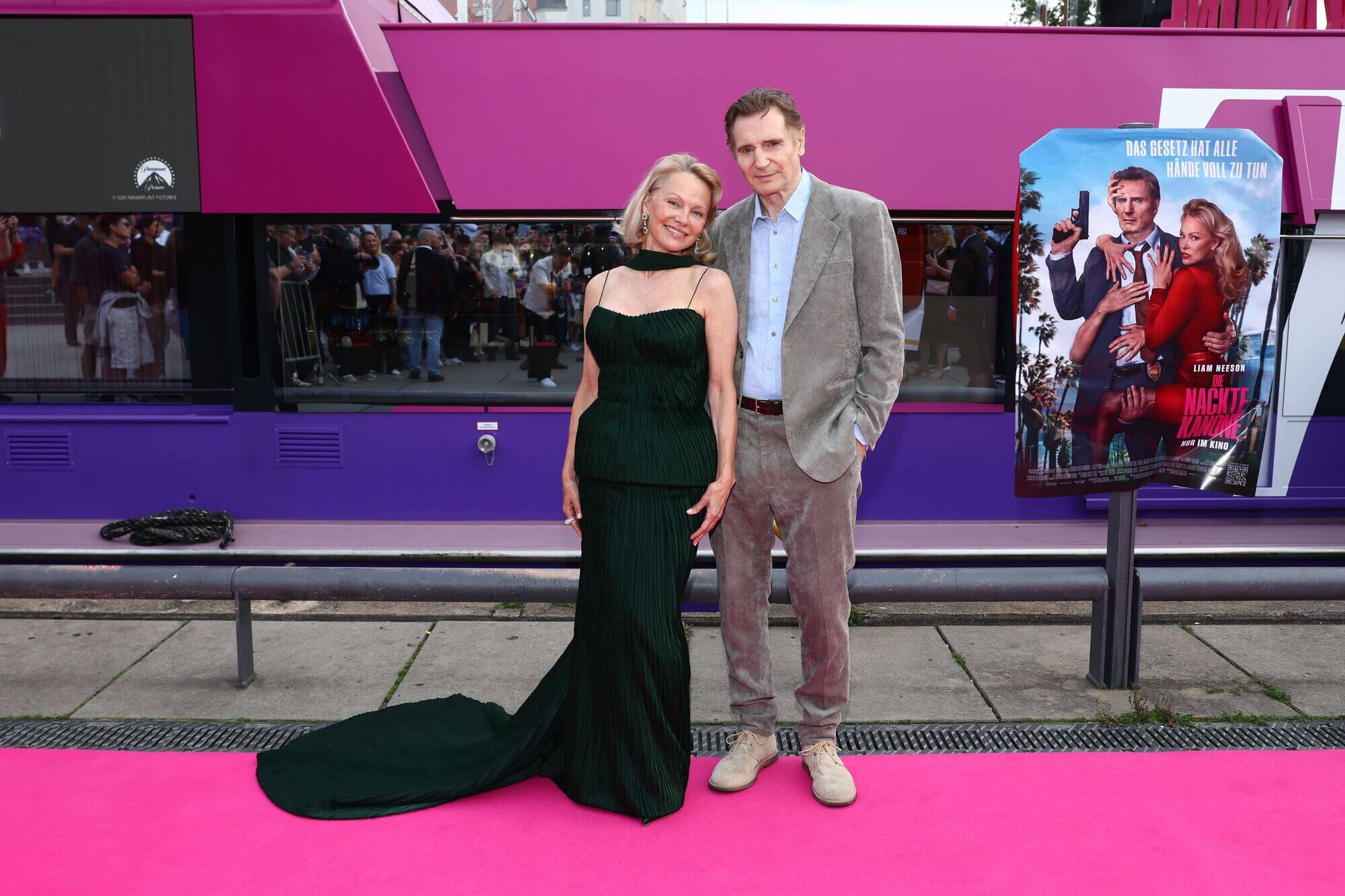 Liam Neeson und Pamela Anderson auf dem Pink Carpet der Deutschlandpremiere von Die nackte Kanone vor dem UCI Luxe East Side Gallery Berlin