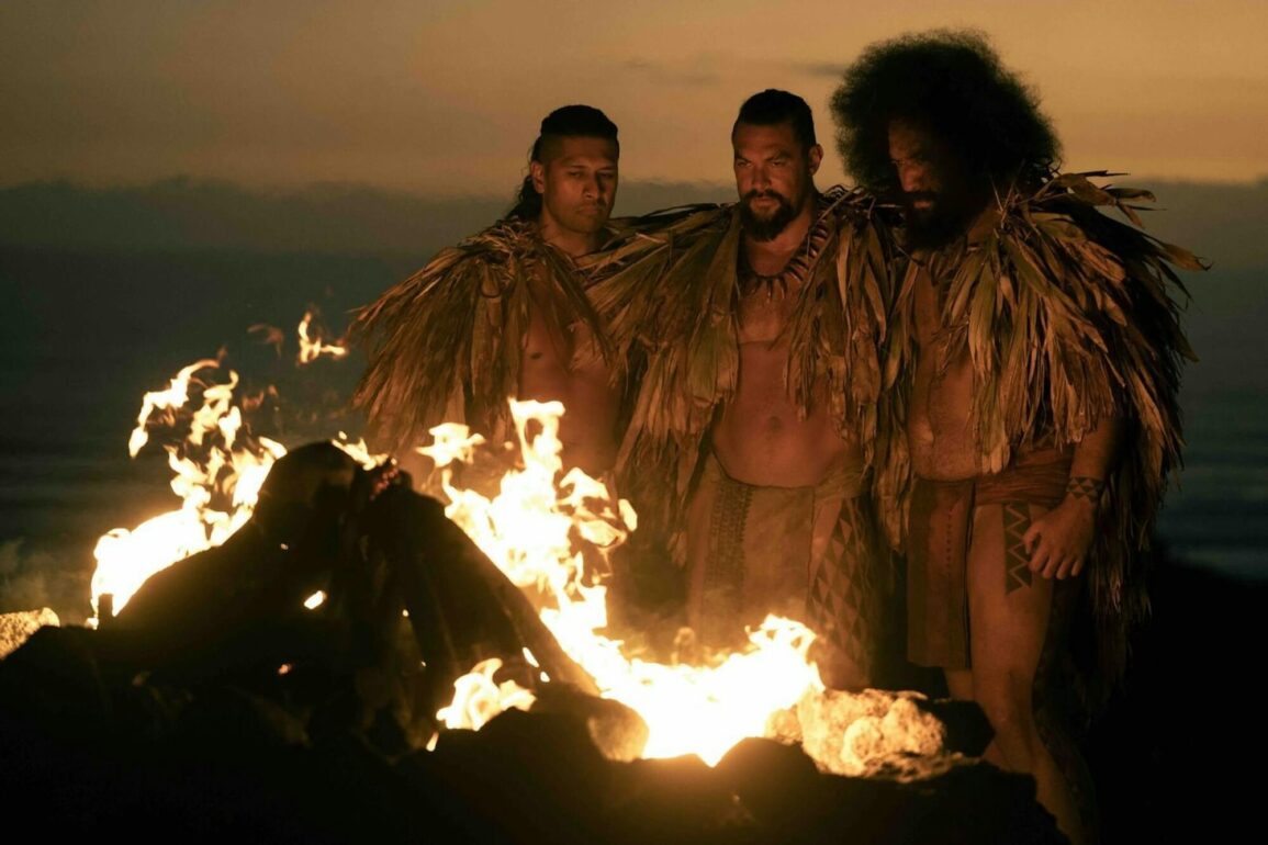 Jason Momoa am Lagerfeuer in der Serie Chief of War