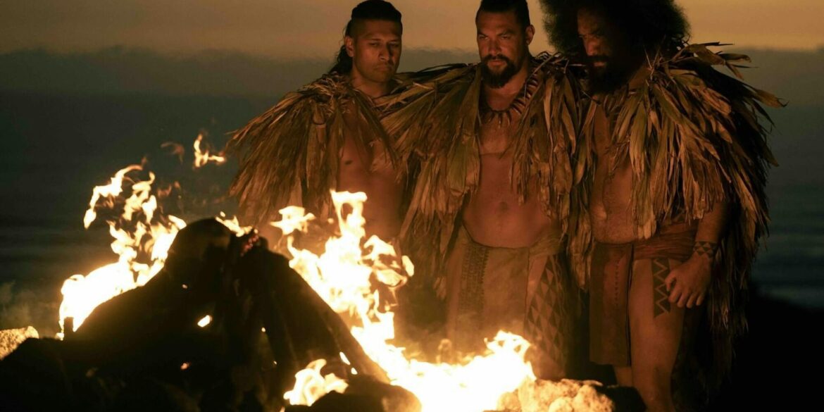 Jason Momoa am Lagerfeuer in der Serie Chief of War