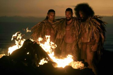 Jason Momoa am Lagerfeuer in der Serie Chief of War
