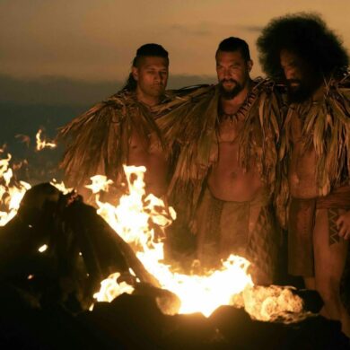 Jason Momoa am Lagerfeuer in der Serie Chief of War