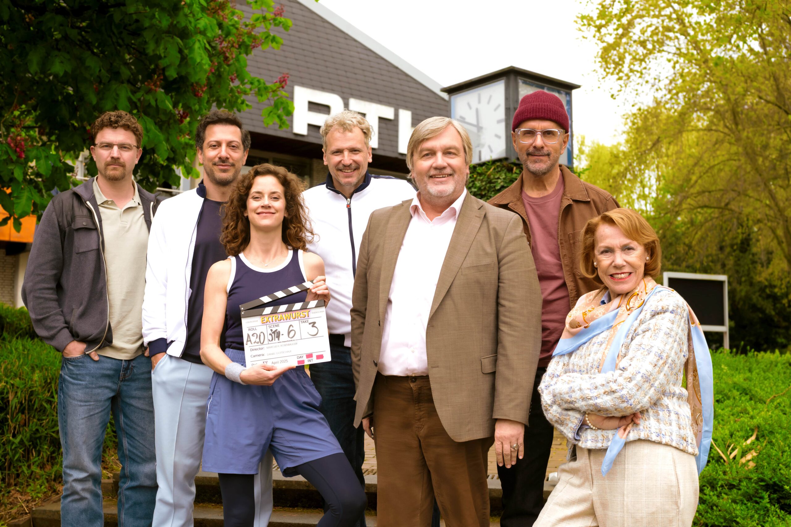 Bei den Dreharbeiten von EXTRAWURST - v.l.n.r.: Friedrich Mücke, Fahri Yardim, Anja Knauer, Regisseur Marcus H. Rosenmüller, Hape Kerkeling, Christoph Maria Herbst, Gaby Dohm© Studiocanal /Lieblingsfilm / Daniel Gottschalk