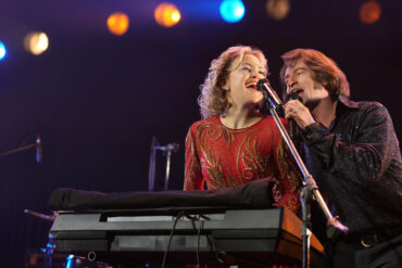 (L to R) Kate Hudson as Claire Sardina and Hugh Jackman as Mike Sardina in director Craig Brewer's SONG SUNG BLUE, a Focus Features release.
