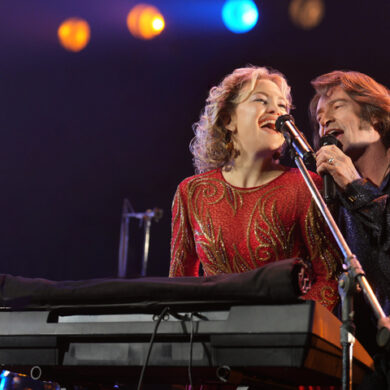 (L to R) Kate Hudson as Claire Sardina and Hugh Jackman as Mike Sardina in director Craig Brewer's SONG SUNG BLUE, a Focus Features release.
