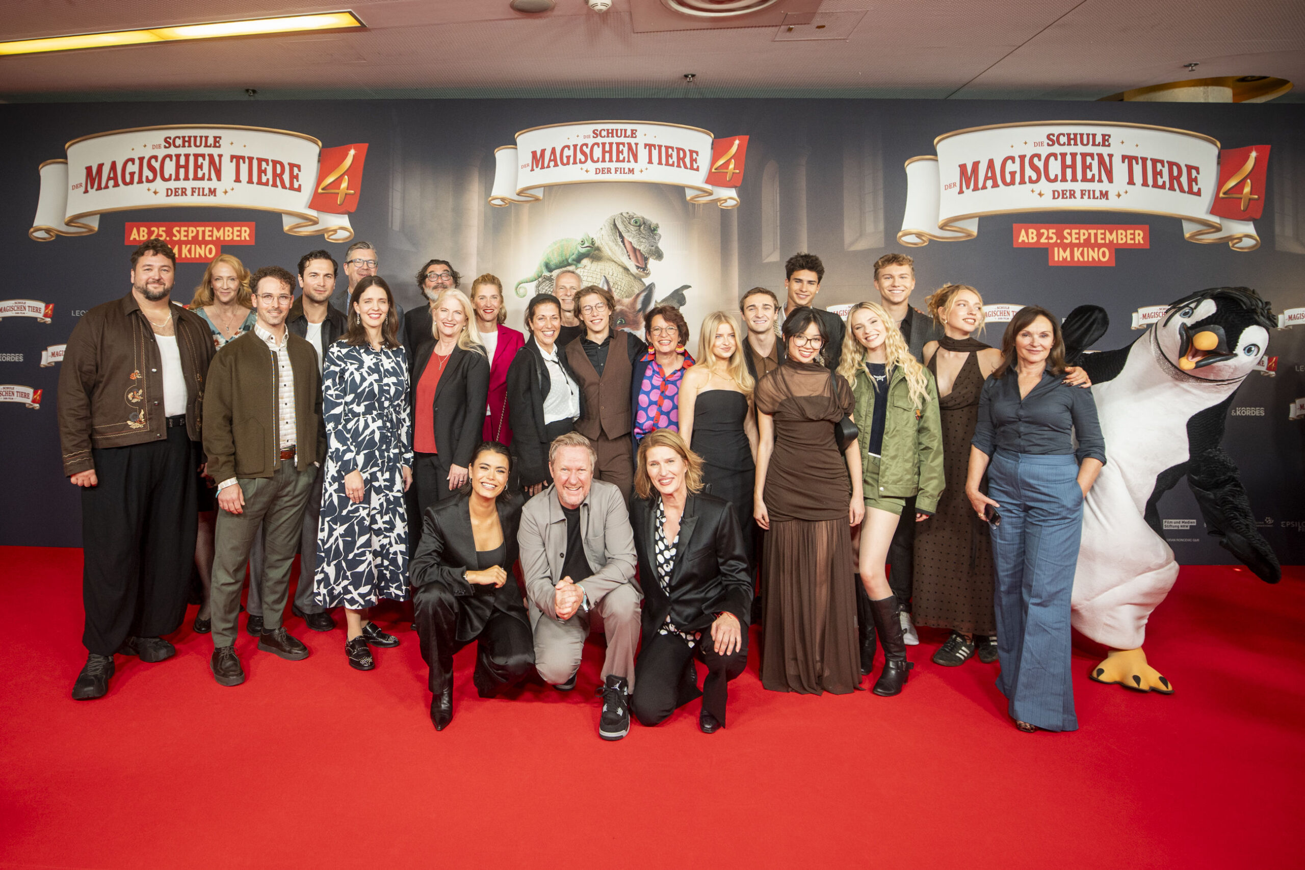v.l.n.r.: Daniel Zillmann, Anja Karmanski, Marian B. Metzner Thorn (MFG), Samuel Schneider, Bernhard zu Castell (LEONINE Studios), Cosima von Spreti (LEONINE Studios), Heiko Pinkowski, Judith Erber (FFF Bayern), Produzentin Meike Kordes, Tomomi Themann, Regisseurin Maggie Peren, Fred Kogel (LEONINE Studios), Regisseur Bernhard Jasper, Thilo Fridolin Matthes, Buchautorin Margit Auer, Produzentin und Showrunnerin Alexandra Kordes, Emilia Pieske, Luis Vorbach, Purnima Grätz, Loris Sichrovsky, Sängerin Esther Graf, Leonard Conrads, Emilia Maier, Jasna Vavra (LEONINE Studios) und Pinguin Juri © LEONINE Studios / Achim Frank Schmidt