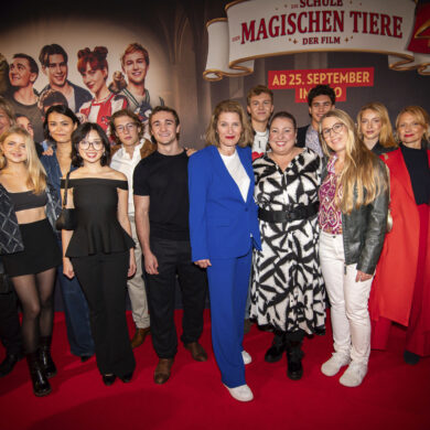 v.l.n.r. Jutta Bose (LEONINE Studios), Emilia Pieske, Tomomi Themann, Purnima Grätz, Thilo Fridolin Matthes, Luis Vorbach, Produzentin und Showrunnerin Alexandra Kordes, Leonard Conrads, Meltem Kaptan, Loris Sichrovsky, Mirjam Müntefering (Drehbuch), Emilia Maier und Christina Große © LEONINE Studios / Socrates Tassos