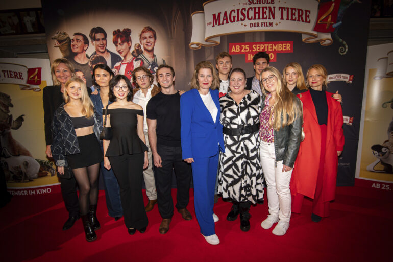 v.l.n.r. Jutta Bose (LEONINE Studios), Emilia Pieske, Tomomi Themann, Purnima Grätz, Thilo Fridolin Matthes, Luis Vorbach, Produzentin und Showrunnerin Alexandra Kordes, Leonard Conrads, Meltem Kaptan, Loris Sichrovsky, Mirjam Müntefering (Drehbuch), Emilia Maier und Christina Große © LEONINE Studios / Socrates Tassos