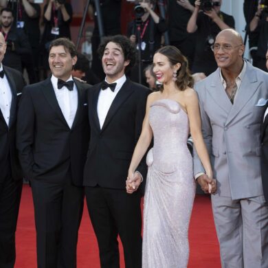 Produzenten Hiram Garcia und David Koplan, Regisseur und Drehbuchautor Benny Safdie, Emily Blunt, Dwayne Johnson und MMA-Legende Mark Kerr