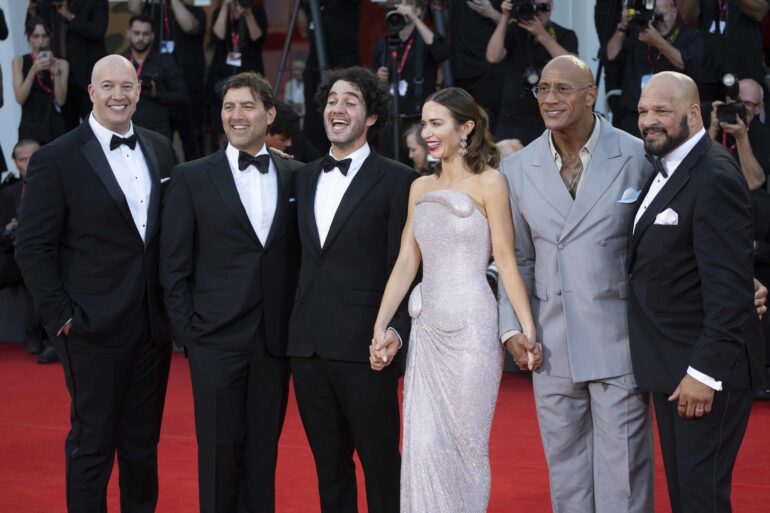 Produzenten Hiram Garcia und David Koplan, Regisseur und Drehbuchautor Benny Safdie, Emily Blunt, Dwayne Johnson und MMA-Legende Mark Kerr