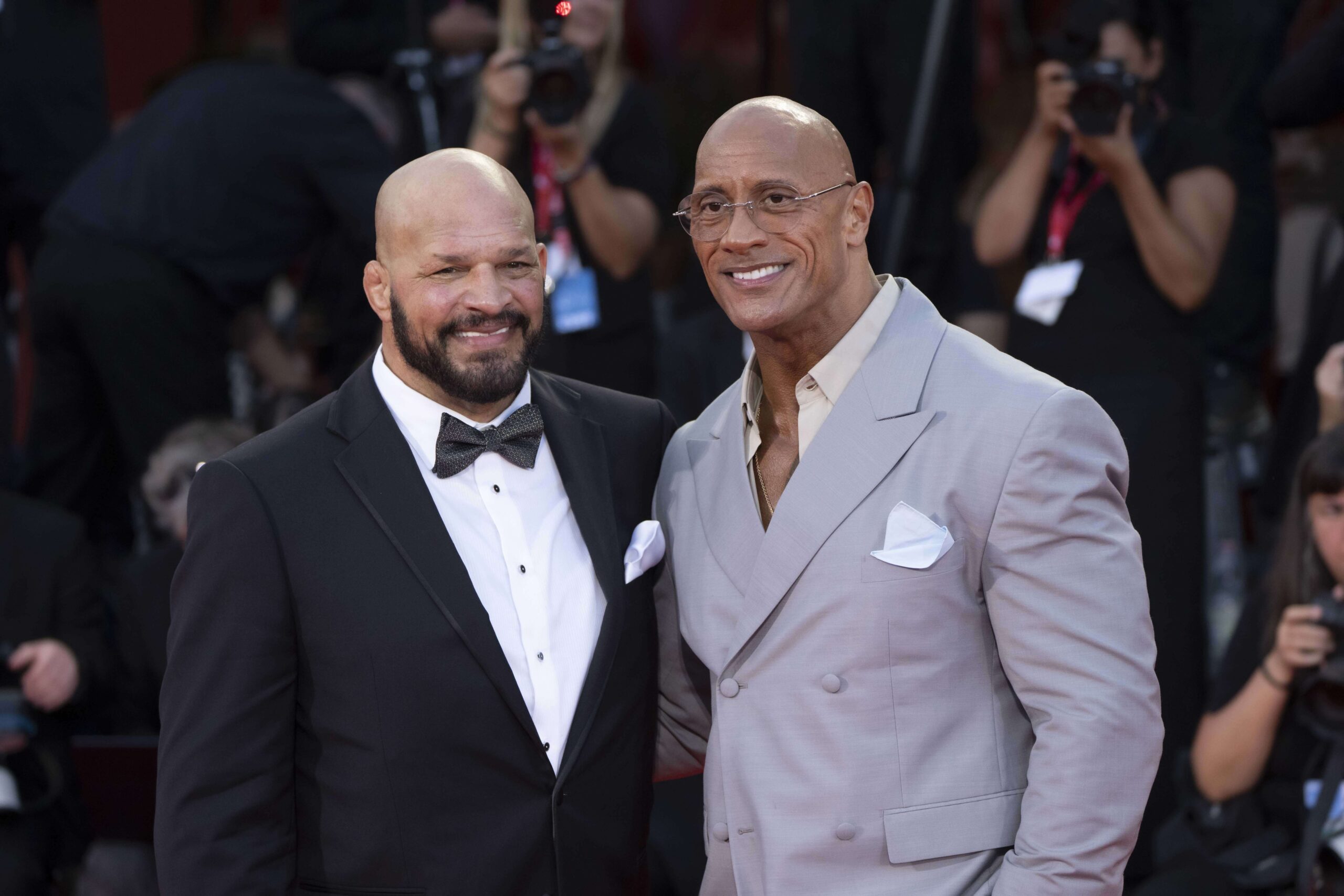 Mark Kerr und Dwayne Johnson auf der Weltpremiere von THE SMASHING MACHINE bei den 82. Internationalen Filmfestspielen von Venedig