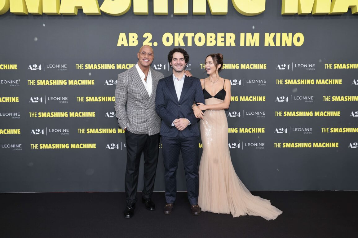 Dwayne Johnson, Benny Safdie und Emily Blunt ©LEONINE Studios/Sebastian Gabsch