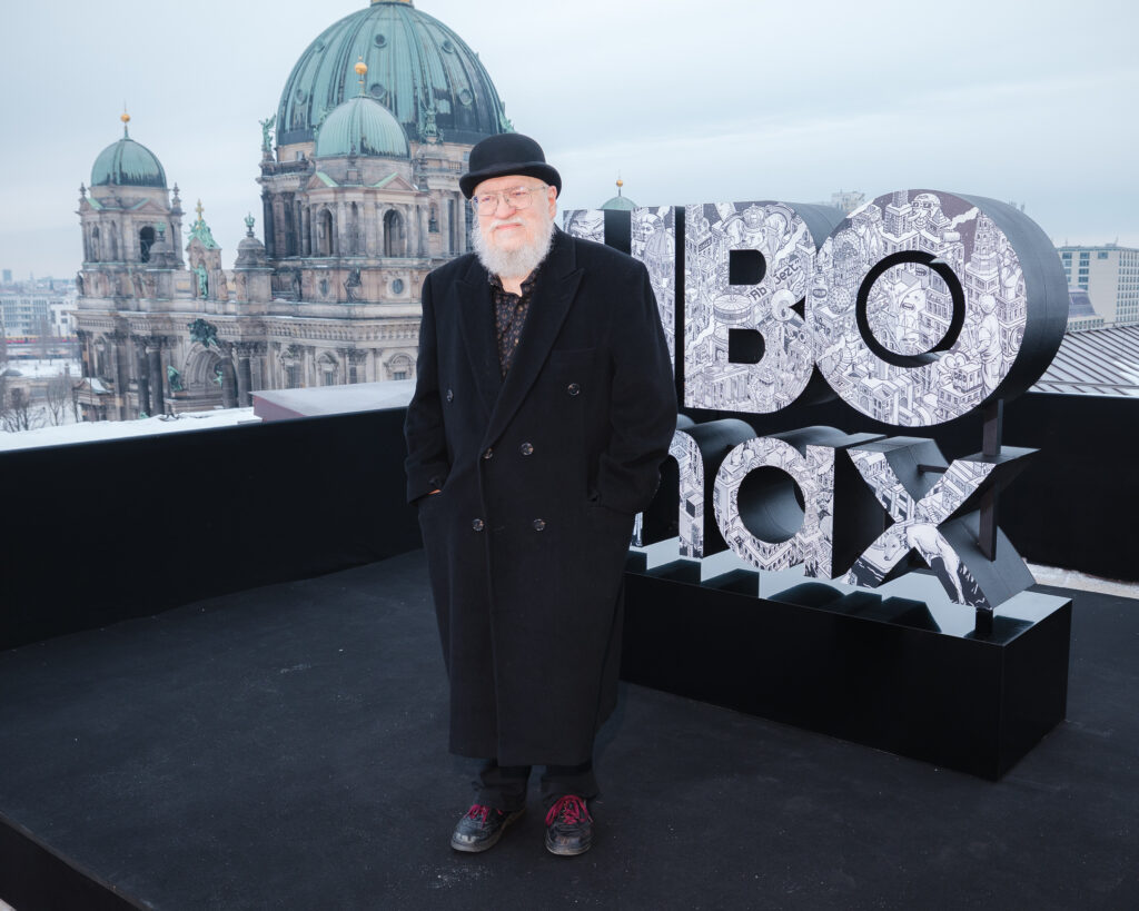 George R. R. Martin mit HBO Max-Logo in Berlin
