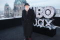 George R. R. Martin mit HBO Max-Logo in Berlin