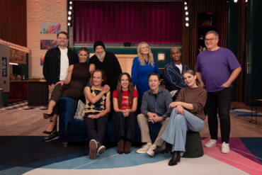 Gruppenfoto:Elton, Max Giermann, Martina Hill, Michelle Hunziker, Carolin Kebekus, Barbara Schöneberger, Olaf Schubert sowie Torsten Sträter und Tedros „Teddy“ Teclebrhan