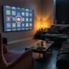 Fotorealistisches Hero-Motiv eines modernen Wohnzimmers mit großem Fernseher und mehreren Streaming-Oberflächen als abstrakte Auswahl auf dem Bildschirm, eine Option subtil als bevorzugte Wahl hervorgehoben, atmosphärische Horror-Stimmung, natürliches warm-kühles Licht, realistische Texturen, elegantes Heimkino-Setup, kein Text im Bild