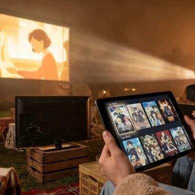 Professionelles Vergleichs-Hero-Bild mit mehreren Streaming-Optionen auf modernen Fernsehern und Tablets in einem stilvollen Wohnzimmer, eine Option subtil als Top-Wahl hervorgehoben, junge Erwachsene beim entspannten Auswählen von Serien, warmes Ambiente, modernes Design, kein Text im Bild, fotorealistische Fotografie mit natürlicher Beleuchtung und realistischen Texturen