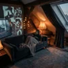 Ein dunkles, stilvolles Wohnzimmer bei natürlichem Abendlicht mit genau einer Person auf einem Sofa, in der Hand eine Fernbedienung, vor einem großen Fernseher mit unscharfer düsterer Filmszene ohne erkennbare Figuren. Warme Lampen, realistische Stoff- und Holztexturen, tiefe Schatten, spannungsgeladene Atmosphäre, dezente Farbpalette aus Dunkelblau, Grau und warmem Bernstein, fotorealistische Beleuchtung und natürliche Details, no text