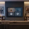 Professionelles Vergleichs-Hero-Bild mit einem modernen Wohnzimmer, Smart-TV und mehreren symbolischen Streaming-Optionen auf der Benutzeroberfläche, eine Option subtil als Top-Wahl hervorgehoben, elegantes modernes Design, kein Text im Bild, fotorealistische Fotografie mit natürlicher Beleuchtung und realistischen Texturen