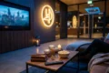 Fotorealistische Szene eines gemütlichen Fantasy-Filmabends in einem Wohnzimmer bei natürlichem warmem Abendlicht, eine einzelne Person sitzt entspannt auf einem Sofa mit Decke, auf einem großen Fernseher läuft eine unscharfe magische Schlosslandschaft ohne erkennbare Marken, dazu realistische Texturen von Holz, Stoff, Kerzenlicht und Glas. Die Komposition wirkt einladend und hochwertig, mit tiefen Blau- und Goldtönen, leichter magischer Atmosphäre und cineastischer Stimmung, kein Text.