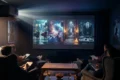 Fotorealistische Hero-Szene für einen Franchise-Vergleich: vier unterschiedliche Kino-Welten nebeneinander angedeutet, inspiriert von Superheldenstadt, Weltraum-Abenteuer, magischer Schlossatmosphäre und eleganter Agenten-Ästhetik, ohne bekannte Logos oder Text, moderne cineastische Komposition, natürliche Beleuchtung, realistische Texturen, hochwertige Tiefenschärfe, edle Farben, atmosphärisch und journalistisch