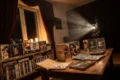 Fotorealistische Szene in einem gemütlichen deutschen Wohnzimmer mit natürlichem Fensterlicht: ein niedriges Holzregal voller DVDs und ausgewählter Collector's Editions, im Vordergrund einige geöffnete Anime- und Klassiker-Hüllen mit realistischen Texturen aus Karton, Kunststoff und glänzendem Steelbook-Metall. Warme, ruhige Farbpalette, weiche Schatten, cineastische Atmosphäre, aufgeräumte Komposition ohne sichtbaren Schriftinhalt, Fokus auf Sammlerästhetik, Heimkino-Stimmung und hochwertige physische Medien.
